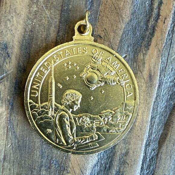Vintage Replica Sacagawea Dollar Pendant Gold Tone - Picture 4 of 6